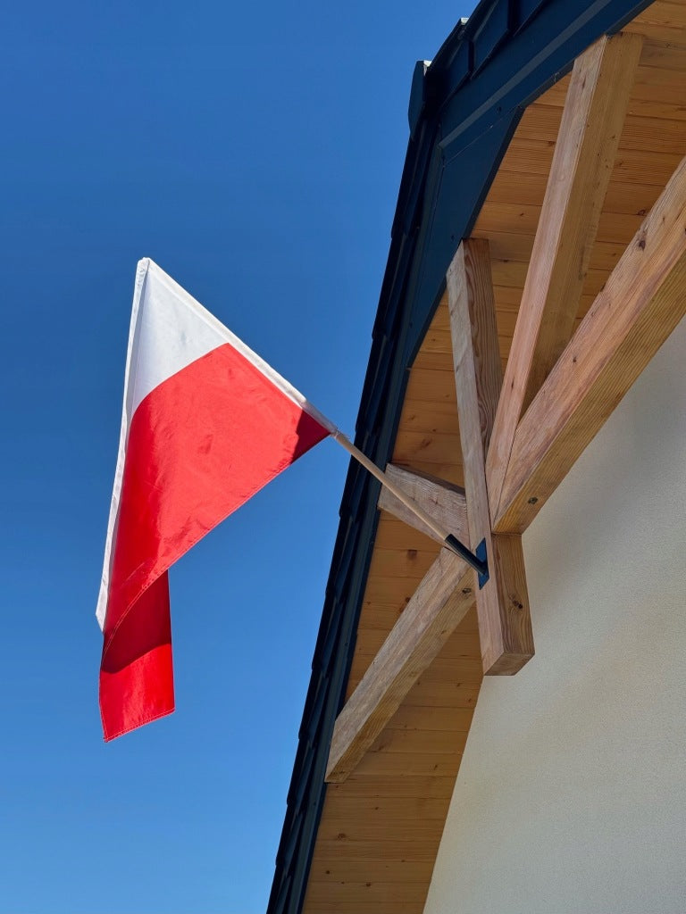 Flaga Flagi Polski 150x90cm z kijem i uchwytem czarnym pojedyńczym komplet
